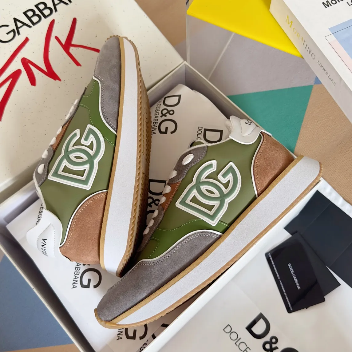 Factory P440💰D&G's latest Cushion series casual sports shoes, dad shoes, running shoes, original purchase and development, production, handmade, but always looking to the future. The new Cushion sneakers feature a two-tone suede upper accented by a mesh contrasting printed DG cross logo on the side. The lightweight, grippy rubber outsole adopts an innovative design to provide excellent performance, and the jacquard label adds timeless style. Exquisite packaging at the delivery counter🛍📦 ▪️ Fabric: Original custom-made first-layer cowhide ▪️ Lining: Original custom-made breathable towel lining ▪️ Sole: Original open-molded rubber material ▪️ Bottom thickness: 3.5CM ▪️ Size: Men's 38-45